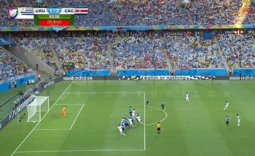 Duarte (jucătorul în alb din planul apropiat) are un pas în spatele liniei defensive a Uruguayului