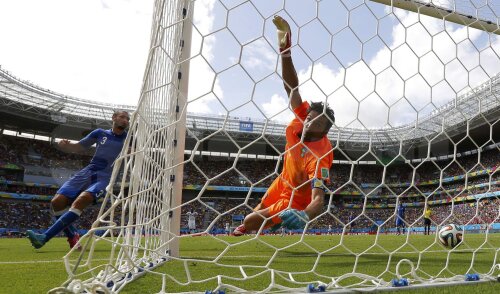 Buffon și Chiellini privesc neputincioşi cum mingea trimisă de Ruiz intră-n poartă // Foto: Reuters