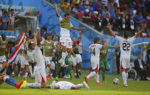 Costaricanii sînt în al nouălea cer după victoria cu Italia, care a scos zeci de mii de fani pe străzile din San Jose // Foto: Reuters