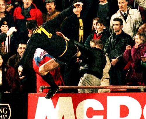 Eric Cantona și celebra sa lovitură împotriva unui fan al lui Crystal Palace