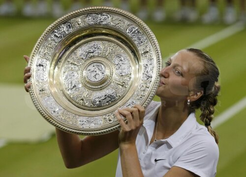Petra Kvitova sărută cu drag trofeul de la Wimbledon pentru a doua oară în carieră // Foto: Reuters