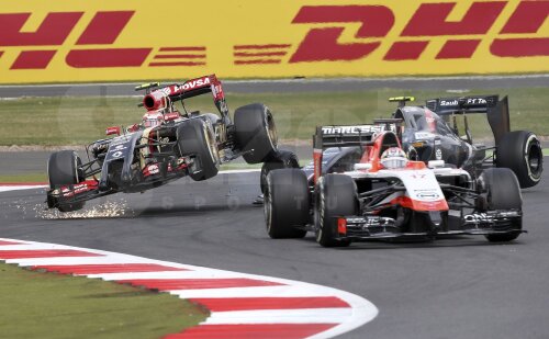 Mașina lui Pastor Maldonado (Lotus), un pic în aer după ce s-a acroșat cu Esteban Gutierrez (Sauber) și Jules Bianchi de la Marussia (în plan central)