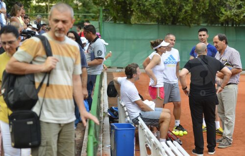 Simona Halep a terminat antrenamentul şi discută ci stafful său. Spectatorii fac coadă la autografe // Foto: Raed Krishan