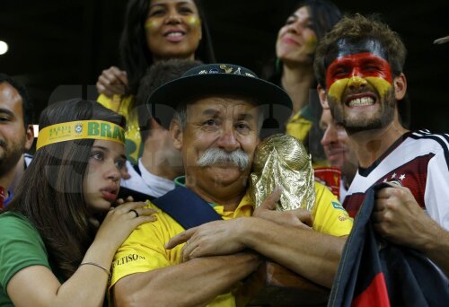 Expresii amestecate. Tristeţe, tentativă de consolare şi fericire extremă în tribuna stadionului de la Belo Horizonte
