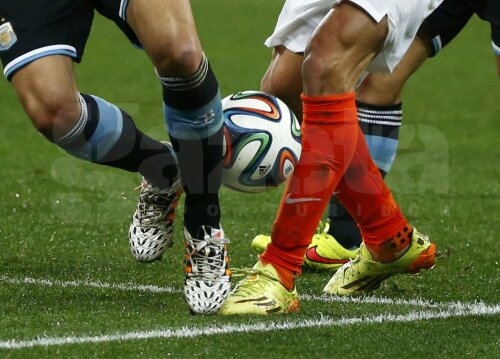 Gambe care au chinuit fotbalul la Sao Paulo. Şi mingea i-a refuzat pe Demichelis şi Van Persie // Foto: Reuters