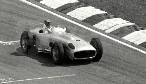 Legendarul Juan Manuel Fangio şi monopostul său Mercedes-Benz, în 1954