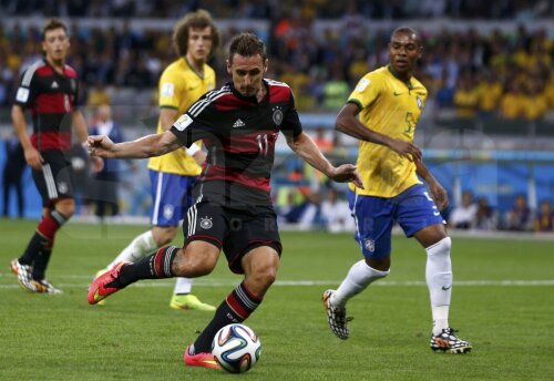 Klose marchează golul doi al nemţilor la 7-1 cu Brazilia // Foto: Reuters