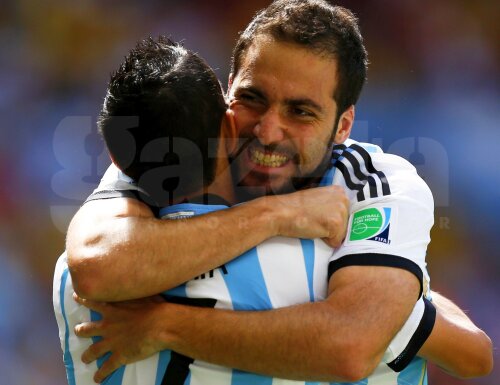 Gonzalo Higuain îl îmbrățișează pe Di Maria, foto: reuters