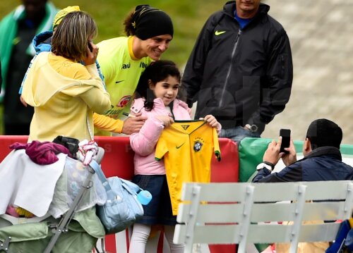 David Luiz a fost asaltat de copii după antrenamentul echipei Braziliei