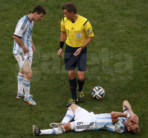 Rizzoli (dreapta), discutînd cu Messi lîngă accidentatul Biglia, în 