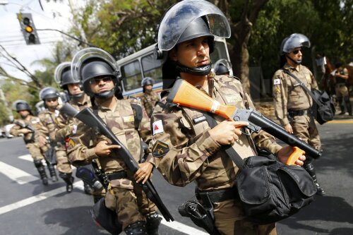 Poliţiştii cariocas, înarmaţi şi gata de finală // Foto: Reuters