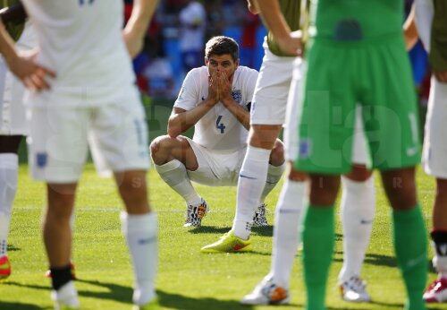 Steven Gerrard priveşte în gol. Ultima sa şansă de a atinge măcar semifinala unui Mondial s-a spulberat în Brazilia // Foto: Reuters
