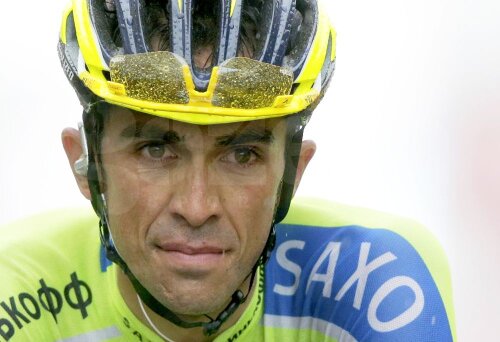 Alberto Contador, la cîteva minute după căzătura care avea să îi încheie sezonul, foto: reuters