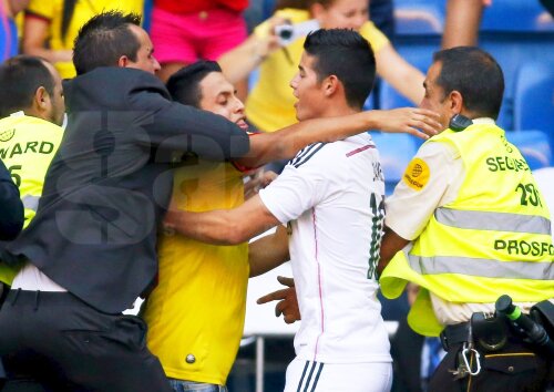 James Rodriguez a fost îmbrățișat de un fan la prezentarea oficială, foto: reuters
