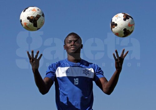 Atacantul lui Freamunde, Ansumane Faty, din Guineea Bissau, are două mingi, dar nu ştie cu care a jucat împotriva Ponferradinei