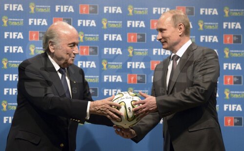 S-ar putea ca Blatter să nu-i mai dea lui Putin mingea pentru CM 2018. Şi el să iasă la pensie mai devreme // Foto: Reuters