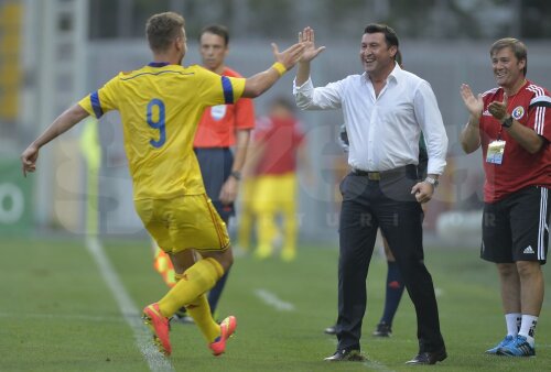 Viorel Moldovan îl felicită pe George Pușcaș pentru deschiderea scorului
