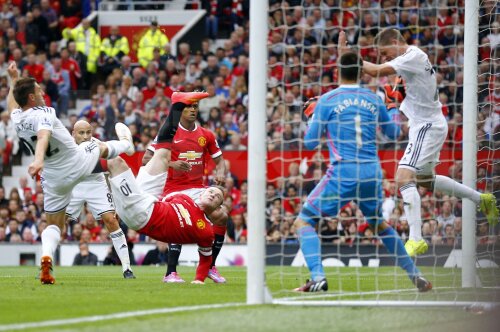 Ieri, foarfeca lui Rooney (în roşu) a fost unica rază de speranţă pentru fanii lui United // Foto: Reuters