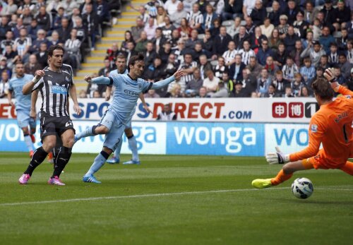 David Silva, în albastru, deschide scorul la Newcastle. Nici o șansă pentru portarul Krul // Foto: Reuters