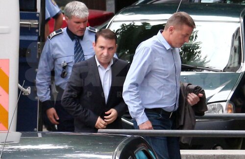 Goian (dreapta) și Stavarache se află în arestul Penitenciarului din Bacău