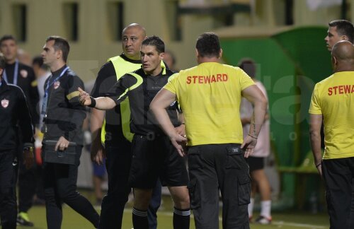 Kovacs a fugit imediat la vestiare după ce-a fluierat finalul meciului, acesta avînd nevoie de ajutorul stewarzilor foto: Raed Krishan