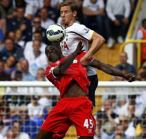 Balotelli, aici în duel cu Vertonghen, n-a fost în apele lui la debutul pentru Liverpool. L-au salvat însă Sterling, Gerrard și Moreno