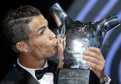 Ronaldo a cîștigat de curînd trofeul pentru cel mai bun jucător din Europa în sezonul 2013-2014 FOTO: Reuters