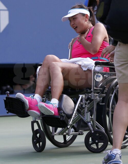 Shuai Peng s-a chinuit să continue, dar a ieşit de pe teren în scaunul cu rotile // Foto: Reuters