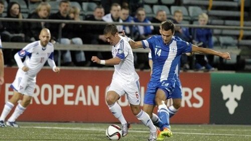 Hallur Hansson (în alb) evadează din duelul cu finlandezul Tim Sparv // Foto: FSF