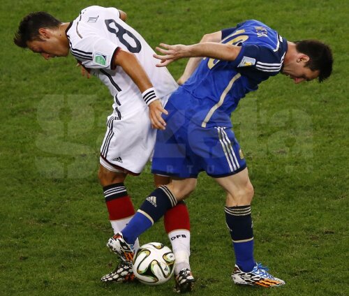 Messi (dreapta) pierde un duel cu Ozil în finala CM // Foto: Reuters