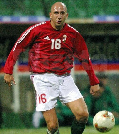 Miriuţă s-a născut la Baia Mare şi a debutat în Liga 1 la Dinamo, în 1991, dar în 