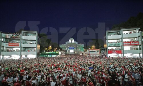 În urmă cu doi ani, fan-zone-ul de la Varșovia a fost mereu plin, peste 100.000 de oameni asistînd zilnic la partidele transmise pe un ecran gigant