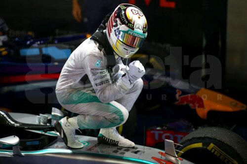 Cocoţat pe monopost, Lewis Hamilton îşi sărbătoreşte victoria şi mutarea pe primul loc în clasamentul general al piloţilor // Foto: Guliver/GettyImages