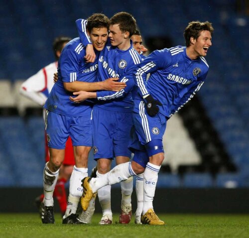 Mitrovici (foto stînga) se bucură alături de colegi după un gol