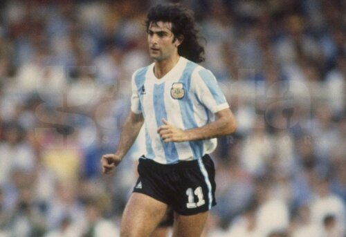 Kempes a jucat la trei Mondiale pentru Argentina, în 1974, 1978 și 1982, și s-a retras în 1996, în Indonezia