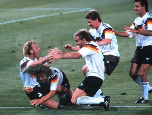 Brehme, în 1990: asaltat de colegi după golul cu Argentina