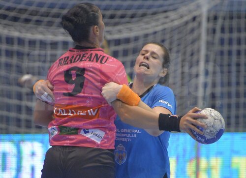 Aurelia Brădeanu în dispută cu Deonise Cavalheiro, sau un duel româno-brazilian în Liga Naţională // Foto: Cristi Preda