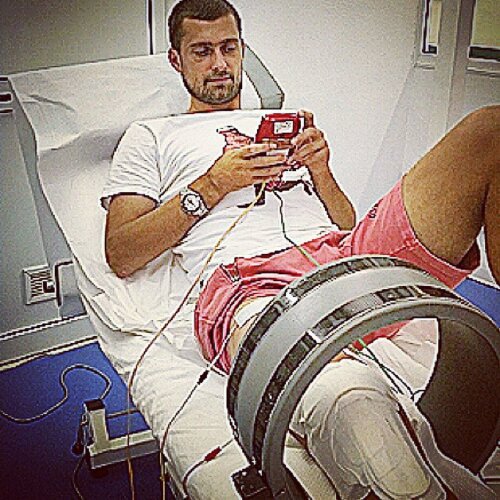 Chiar şi de pe patul de spital, Tamaş ţinea legătura cu colegii de la lot