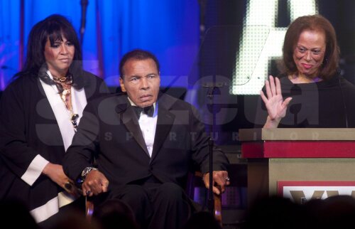 Muhammad Ali, în scaun cu rotile, alături de cumnata Marylin şi soţia Lonnie, la o gală de box din martie 2012