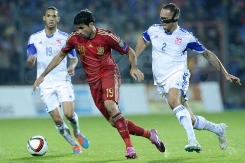 Diego Costa (stînga) se desprinde de adversar // Foto: Reuters