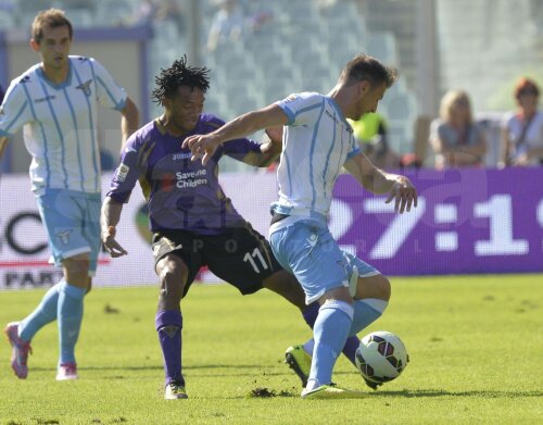 Cuadrado a scăpat rareori ieri din marcajul lui Ștefan Radu (la minge) în meciul de la Florența