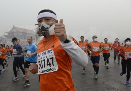Pentru a rezista, mai mulţi atleţi au purtat la Beijing măşti pe chip. Întrecerea s-a desfăşurat în ciuda indicaţiilor experţilor în poluare