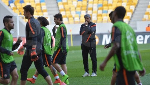 Lucescu, atent la tot ce se întîmplă la antrenament // Foto: MediafaxFoto/AFP