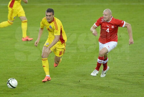 Marius Alexe într-un duel tare, cu elvețianul Senderos, în 2012