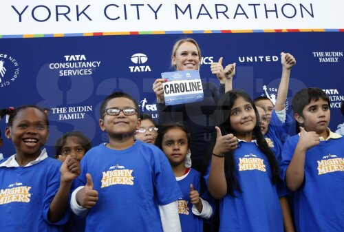 Caroline Wozniacki alături de copiii pentru care aleargă // Foto: Reuters