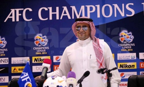 Îmbrăcat ca un arab, în dishdasha, şi cu ochelari de soare, Reghecampf aşteaptă optimist returul finalei Ligii AFC. Şi un mesaj de la soţie pe Facebook: 