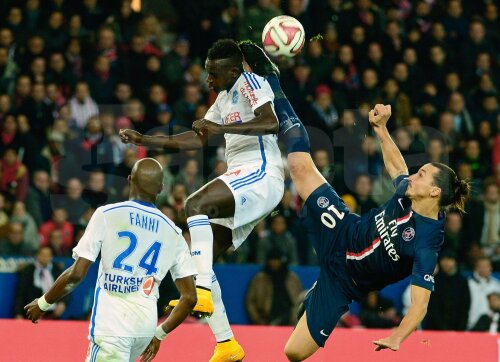 Ibrahimovici (dreapta) îi fură mingea lui Mendy printr-o foarfecă periculoasă // Foto: MediafaxFoto/AFP
