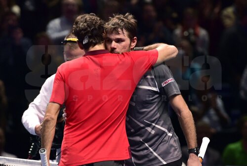 Federer şi Wawrinka, îmbrăţişaţi la finalul meciului de sîmbătă // Foto: Reuters