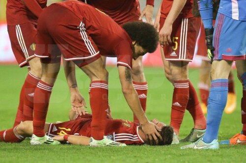 Mertens a căzut lat și cu ochii dați pe spate, speriindu-i pe belgienii veniți să-l ajute // Foto: Reuters