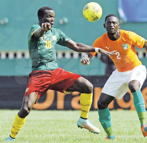 Cine atacă mingea? Camerunezul Aboubakar și ivorianul Viera (dreapta) par nehotărîți
